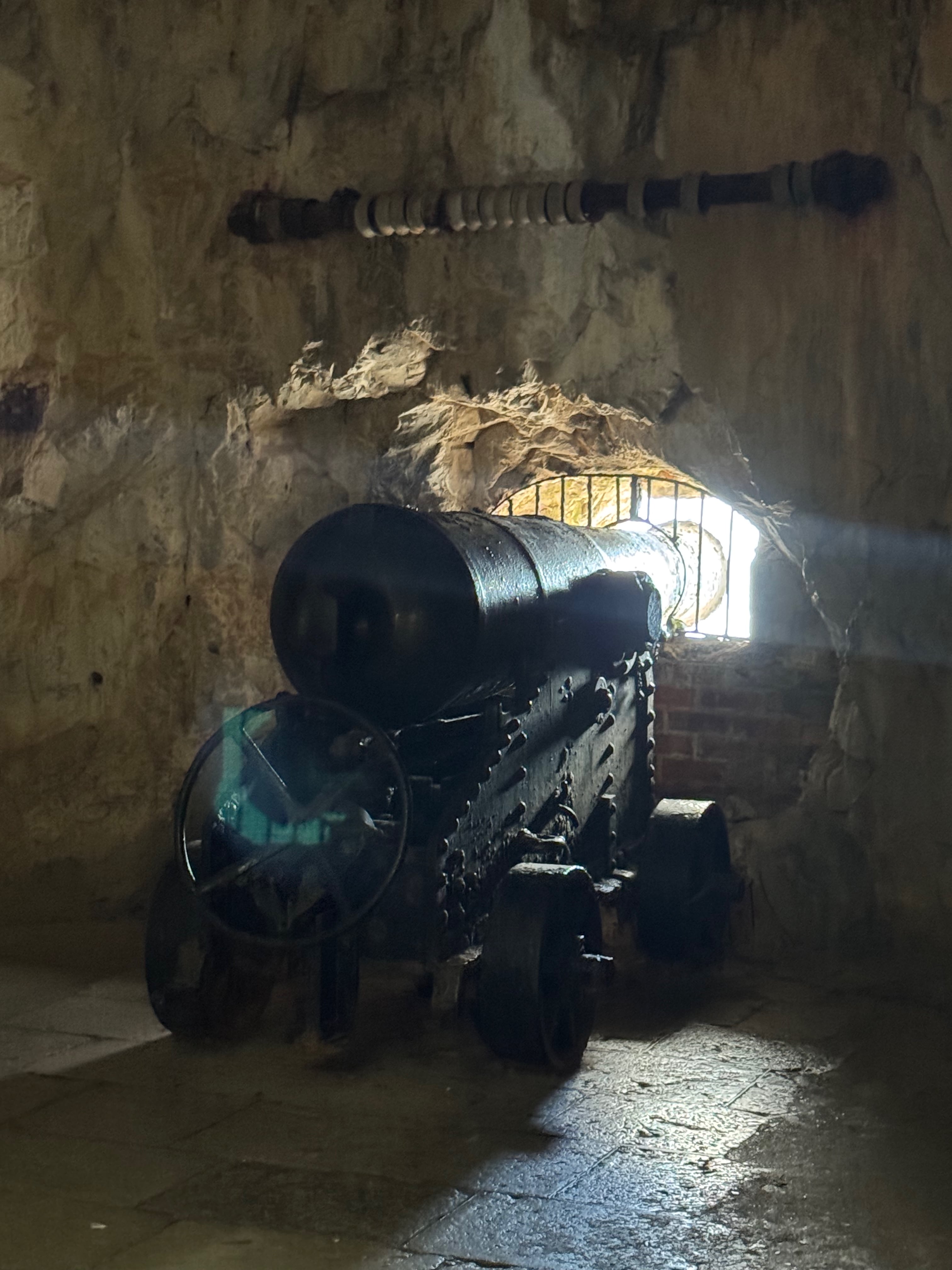 Die Kanonen im Tunnel verursachten einen enormen Schalldruck und Qualm